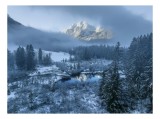 Tablou Canvas, "V&acirc;rful ascuns sub mantia iernii", Noroi, Munte, Pădure, Reflecție, Iarnă, Peisaj, Lumină, Cer, Apa, Frig, Calm, V&acirc;rfuri, Nori, Alb, Ză
