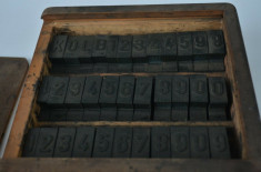 Caseta veche cu numere vechi de cauciuc pentru imprimari - alfabetar foto