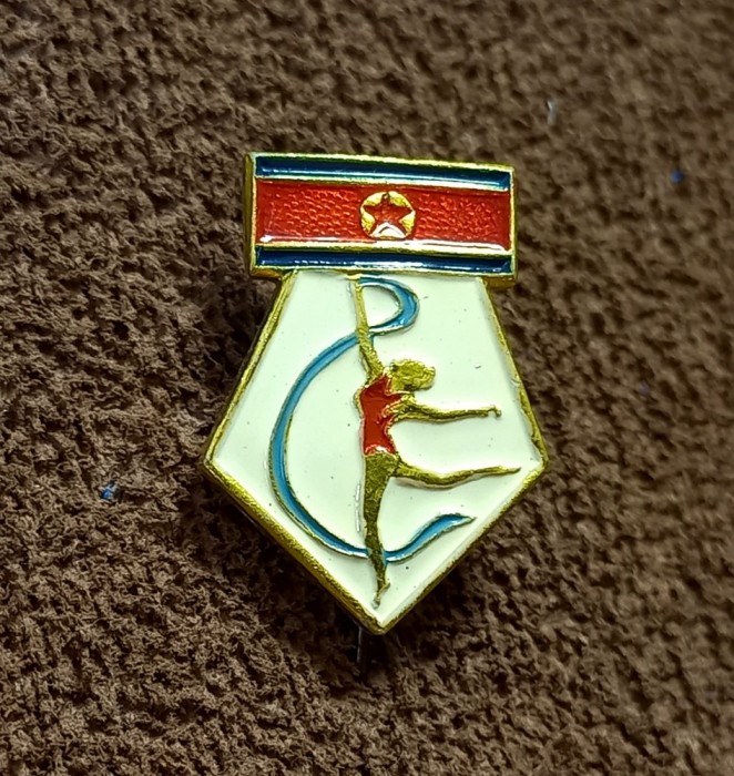 Insigna (rara) Gimnastica - FEDERATIA de GIMNASTICA din COREEA de NORD