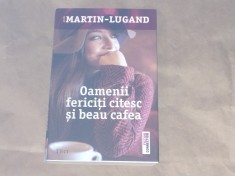 AGNES MARTIN-LUGAND - OAMENII FERICITI CITESC SI BEAU CAFEA foto