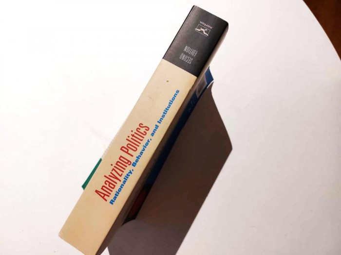 Analyzing politics Rationality, behavior and institutions/ Kenneth A. Shepsle