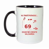 Cana personalizata cu interior negru - Nu imbatranesc doar imi creste valoarea - 330ml - 69 Ani