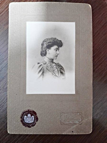 Fotografie portret de femeie, pe carton, sfarsit de secol XIX