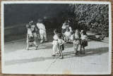 Copii de gradinita jucand dansuri nationale in port// foto anii &#039;40