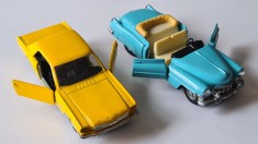 Lot 2 machete vechi vintage: CADILLAC ELDORADO Convertible Parade 1953, Maisto, FORD MUSTANG 1964; motor arc, portiere articulate, anvelope cauciuc