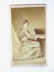 Fotografie pe carton 105x63mm domnisoara care canta la pianină,Franz Duschek-Bucuresci cca 1880