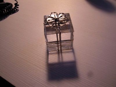 Prisma din sticla optica prelucrata sub forma de cadou impachetat cu lat. 5.5 cm foto