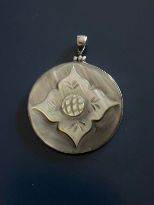 Argint -Medalion mare din sidef sculptat foto