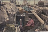 Fotografie colorata manual din insula Marken, Olanda, infatisand pescari si o