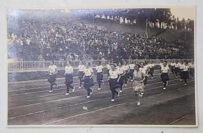 GRUP DE SPORTIVE ALERGAND PE PISTA UNUI STADION DIN BUCURESTI , CARTE POSTALA ILUSTRATA , INTERBELICA foto