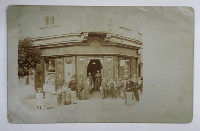 FOTOGRAFIE IN FATA UNEI PRAVALII MAGHIARE ( POSIBIL ARDEAL ) , CU CIVILI SI JANDARMI UNGURI , TIP CARTE POSTALA , INCEPUTUL SEC. XX foto