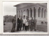 Bnk foto Militari langa Biserica Domneasca Targoviste, Alb-Negru, Romania de la 1950, Cladiri