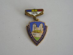 QW9 L 8 - Insigna - tematica comunism - Fruntas in gospodarirea orasului an 1974