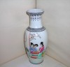 Vaza portelan chinezesc famille rose, pictata manual 1910-1920 - marcaj Qianlong