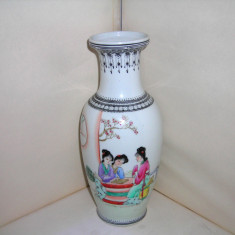 Vaza portelan chinezesc famille rose, pictata manual 1910-1920 - marcaj Qianlong
