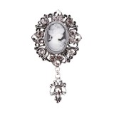 Brosa camee argintie model 18, in cutie de bijuterii