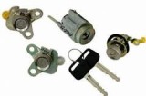 Set yale inchidere Toyota Corolla (E11), 1998-2001 Sedan, cu chei, cu 2 butuci blocare usa, cu buton de eliberare, cu blocare aprindere, 69005-1E140,