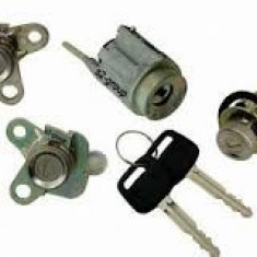 Set yale inchidere Toyota Corolla (E11), 1998-2001 Sedan, cu chei, cu 2 butuci blocare usa, cu buton de eliberare, cu blocare aprindere, 69005-1E140,