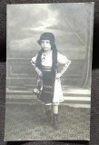 Fotografie tip carte postala, fetita in costum popular, perioada interbelica