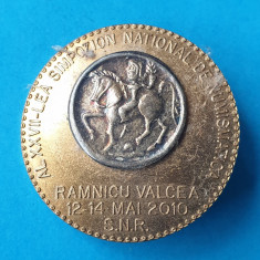 Insigna Al XXVII lea Simpozion National de Numismatica - Rimnicu Valcea 2010