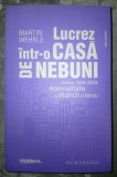 MARTIN WEHRLE - LUCREZ INTR-O CASA DE NEBUNI * DESPRE ASA-ZISA NORMALITATE A MUNCII LA BIROU
