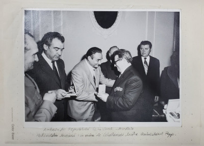 AMBASADA REPUBLICII CEHOSLOVACIA IN ROMANIA , FESTIVITATE DE DECORARE , FOTOGRAFIE ANII &amp;#039; 80 foto