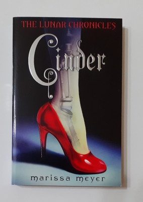 Marissa Meyer - The Lunar Chronicles - Cinder - carte in lb. engleza foto