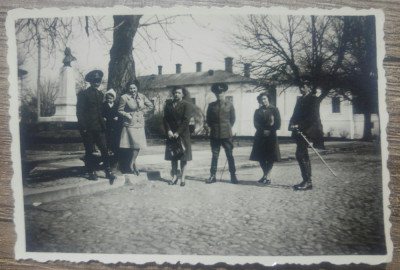 Tineri soldati cu sabii si prietene/ fotografie, 1943 foto