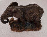 CY - Elefant bej interesant din rasina / fara colti și coada / H: 12,50 cm 280 g