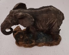 CY - Elefant bej interesant din rasina / fara colti și coada / H: 12,50 cm 280 g