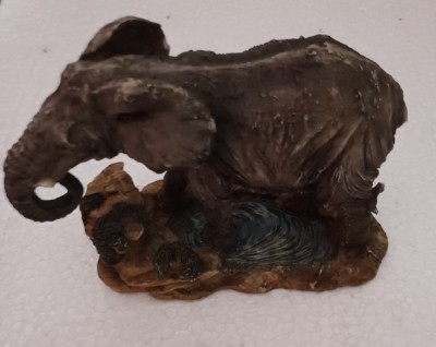 CY - Elefant bej interesant din rasina / fara colti și coada / H: 12,50 cm 280 g foto