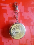 H480-Caseta mica breloc portabila medicamente veche metal cromat stare buna. Se deschide- inchide cu buton prin apasare. Foarte practica. Diam-5 cm.