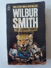 THE LEOPARD HUNTS IN DARKNESS - WILBUR SMITH foto