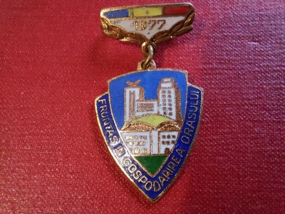 Insigna fruntas in gospodarirea orasului 1977 R.S.R. foto