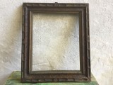 arta / design / vintage - Rama veche model deosebit din lemn pentru fotografii acte documente sau diverse lucruri frumoase !