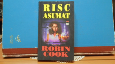 ROBIN COOK - RISC ASUMAT - ROMAN DE FICTIUNE - EDIT RAO - 2001 - 377 PAG. foto