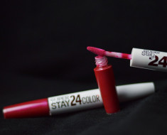 Ruj Maybelline NY SuperStay 24h, rezistent la transfer, 175 Extreme Fuchsia foto