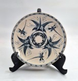 farfurie portelan B&aacute;t Tr&agrave;ng ceramica traditionala Vietnam 26 cm diametru libelule si vegetatie vintage anii 1970s monocrom