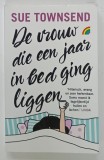 DE VROUW DIE EEN JAAR IN BED GING LIGGEN (FEMEIA CARE A STAT IN PAT UN AN) de SUE TOWNSEND , 2014 *TEXT IN LIMBA NEERLANDEZA