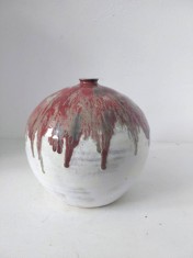 Vază ceramică artistică semnată LW Goldewyk, ceramică studio, glazură curgătoare roșu-alb, piesă decorativă vintage, 17 cm