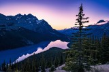 Tablou Canvas, "Misterul apusului peste munți și lac", Munte, Lac, Apus, Reflecție, Cer, Pin, Pădure, Contur, Peisaj, Calm, Umbre, Lumină, Albastru, V
