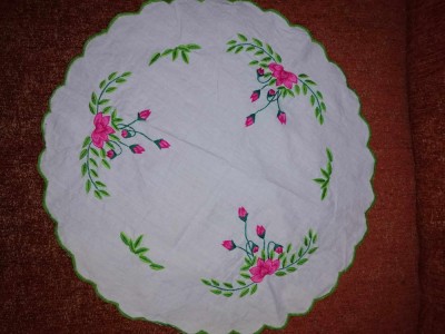 Fata de masa centru de masa cusut brodat broderie veche rotunda verde rosu foto