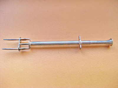 6563-I-Furca servit veche cu arc metal argintat. Perioada interbelica. foto