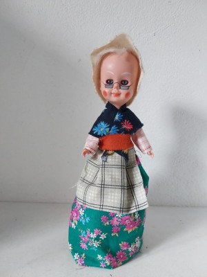 Papusa vintage bunicuta cu cutie Hide-a-gift, 24cm inaltime, ochi mobili foto