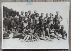Fotografie de grup cu acordeon, litoralul romanesc, perioada interbelica// fotografie
