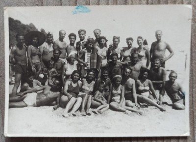 Fotografie de grup cu acordeon, litoralul romanesc, perioada interbelica// fotografie foto