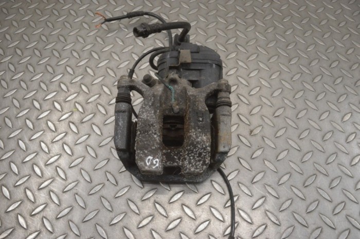 Etrier de fr&acirc;nă dreapta spate BMW 3 G20, G28 2022 OEM: 8844390 23077289