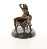 Femeie pe fotoliu - statueta erotica pe soclu din marmura EC-16
