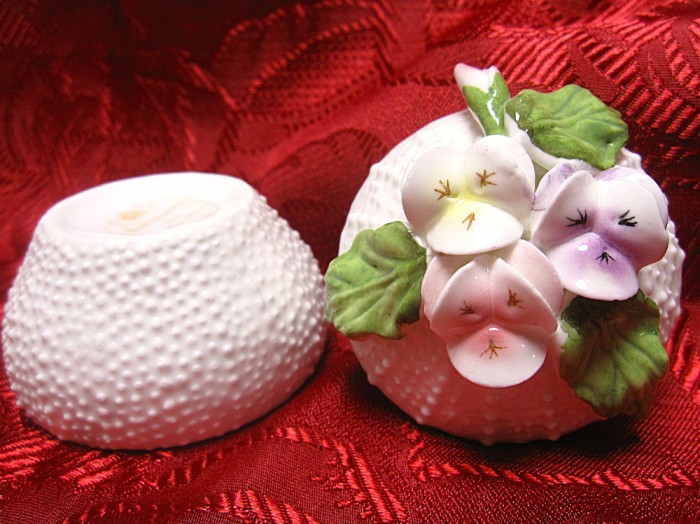 CASETA PORTELAN FORMANO FINE BONE CHINA DECOR FLORAL CU PANSELUTE 6 CM