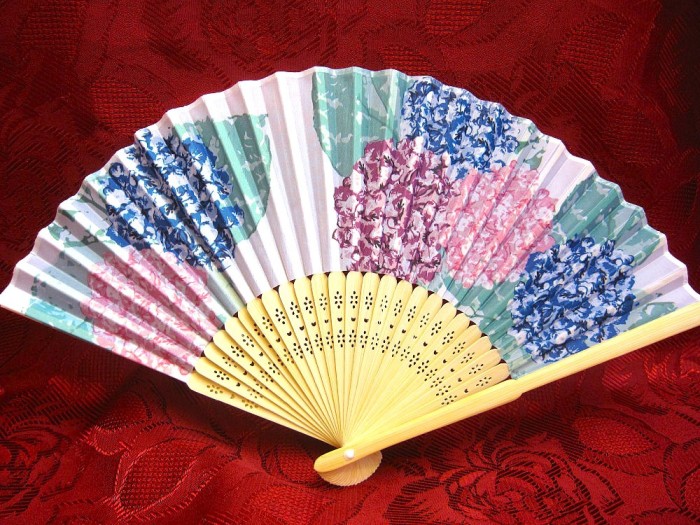 EVANTAI LEMN SI MATASE DECOR FLORAL CU HORTENSIE 36 CM